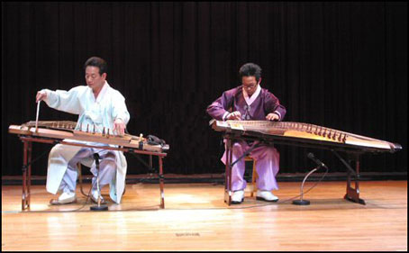 개량된 아쟁을 연주하는 천익창씨(왼쪽), 48현 가야금을 연주하는 천새빛군(오른쪽). 